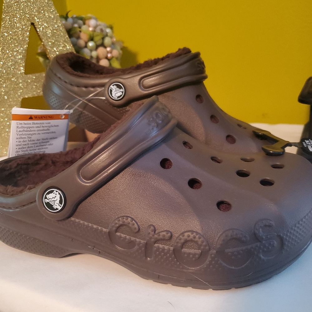 NWT Unisex Crocs lined clogs in brown size 4/6